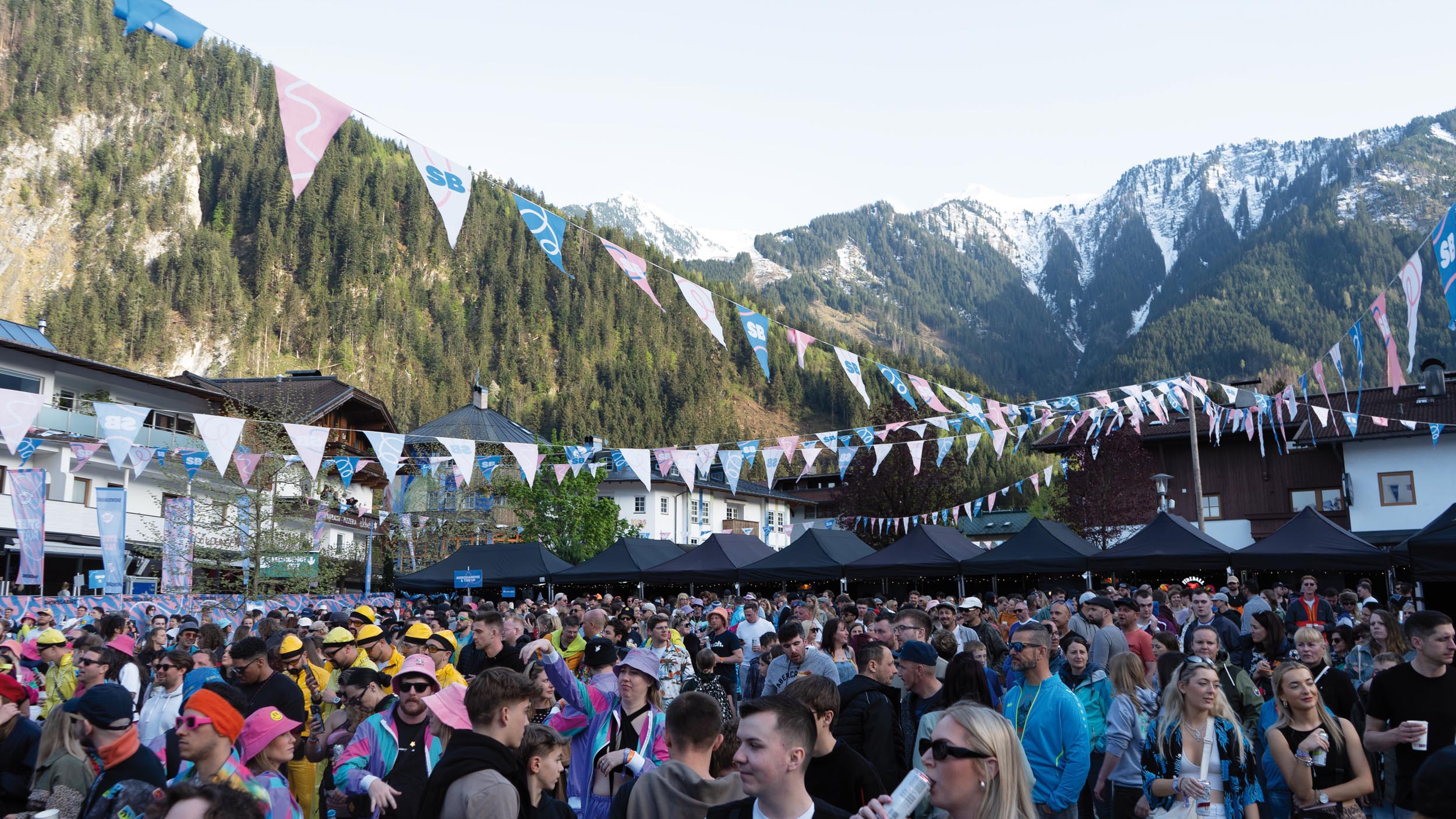 G-ste-und-Einheimische-feierten-bei-der-Streetparty-in-Mayrhofen