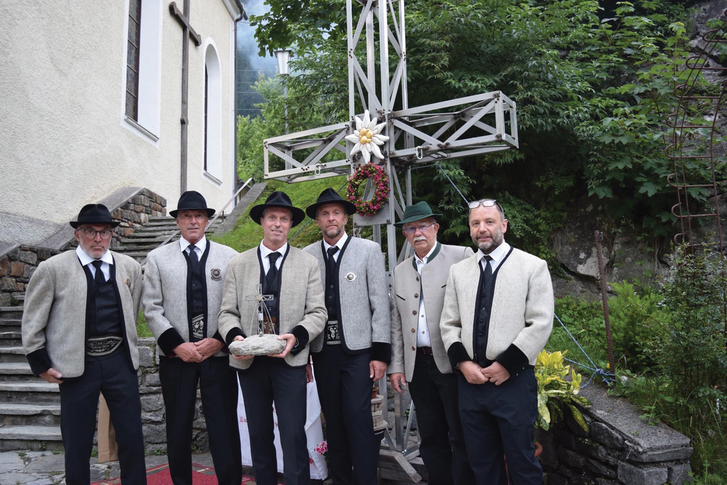 Zillertaler-Bergf-hrer-lassen-Gipfelkreuz-im-neuen-Glanz-erstrahlen