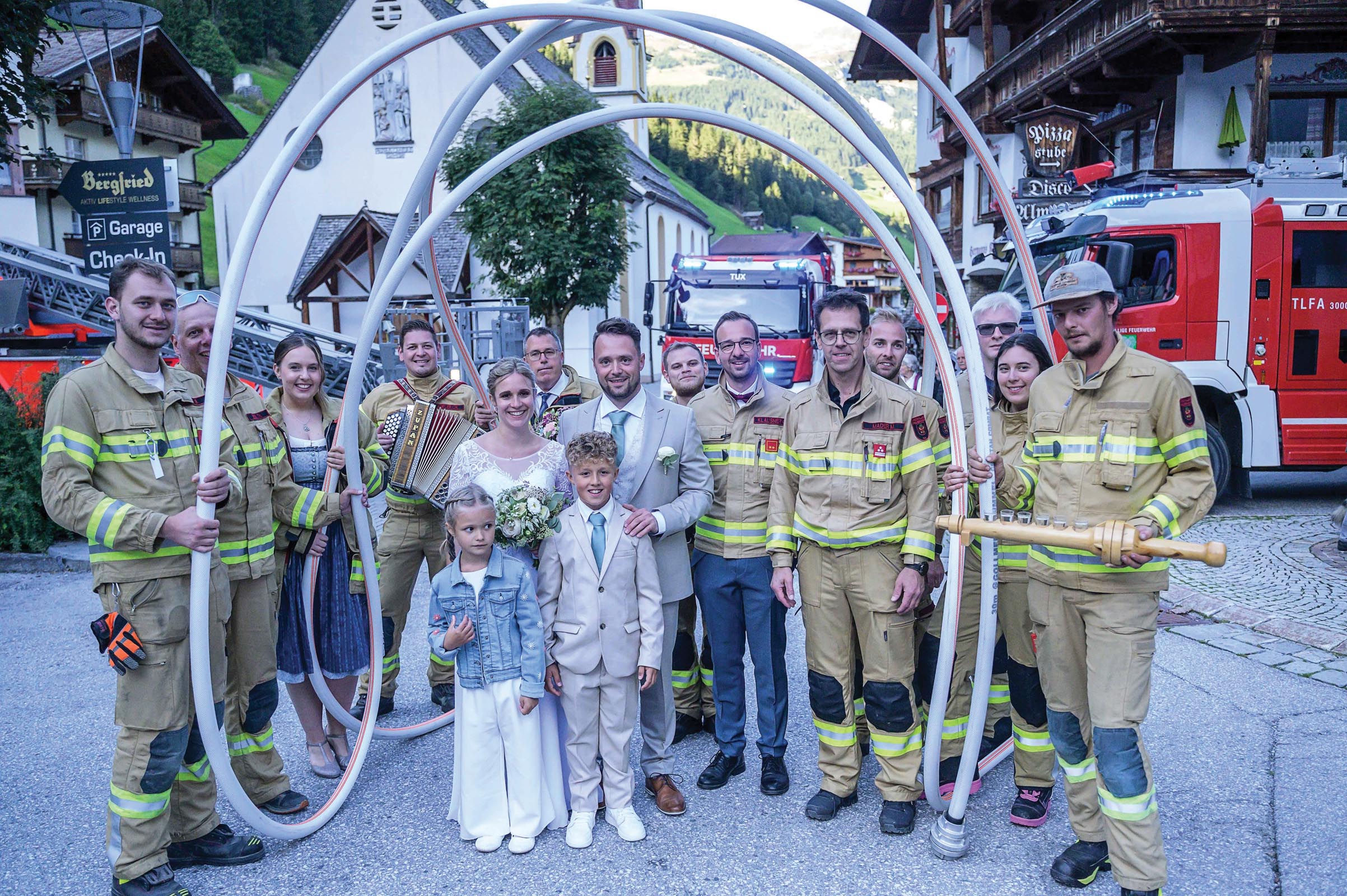 Die-FF-Tux-gratuliert-Kameraden