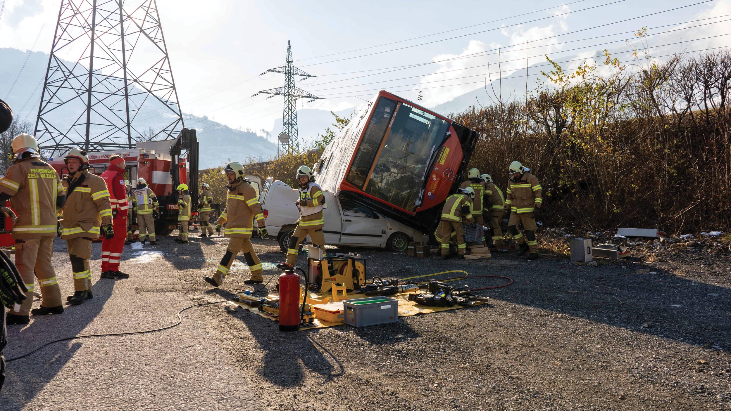 Schwerer-Skibusunfall-mit-zahlreichen-Verletzten